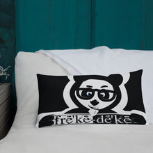 Load image into Gallery viewer, Premium Pillow freke-deke® yin yang panda on black